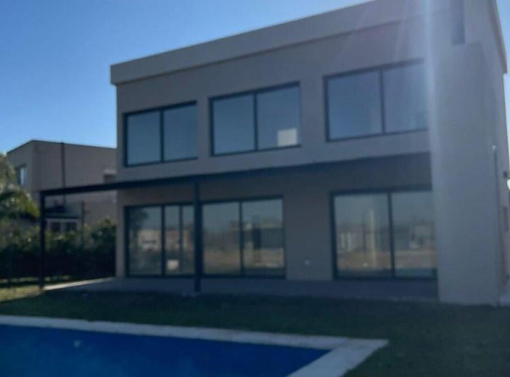 Casa · 200m² · 5 Ambientes · 2 Cocheras