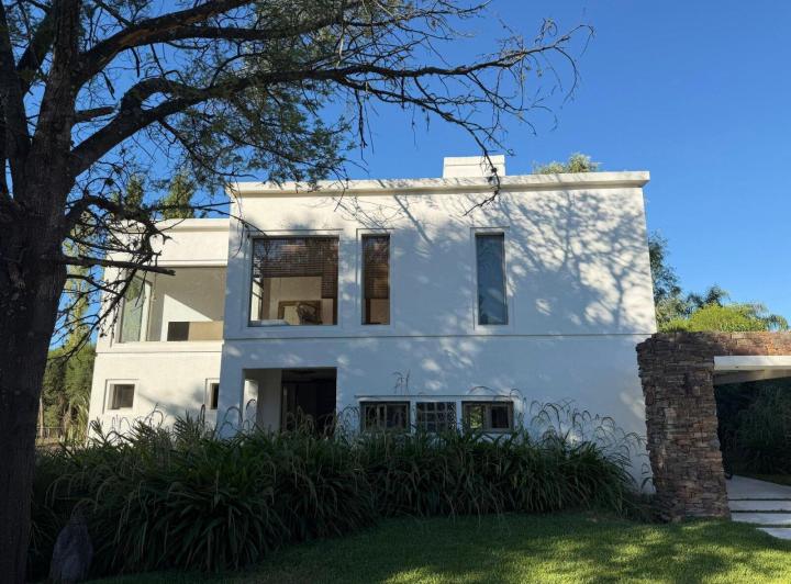 Casa · 180m² · 6 Ambientes · 2 Cocheras