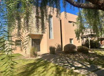 Casa · 158m² · 4 Ambientes · 1 Cochera · Casa Lote Interno con Pileta y Apta Para Credito en Santa Clara, Villanueva, Tigre