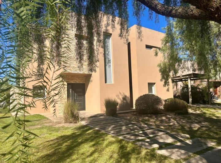 Casa · 158m² · 4 Ambientes · 1 Cochera