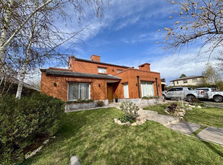 Casa · 325m² · 7 Ambientes · 2 Cocheras