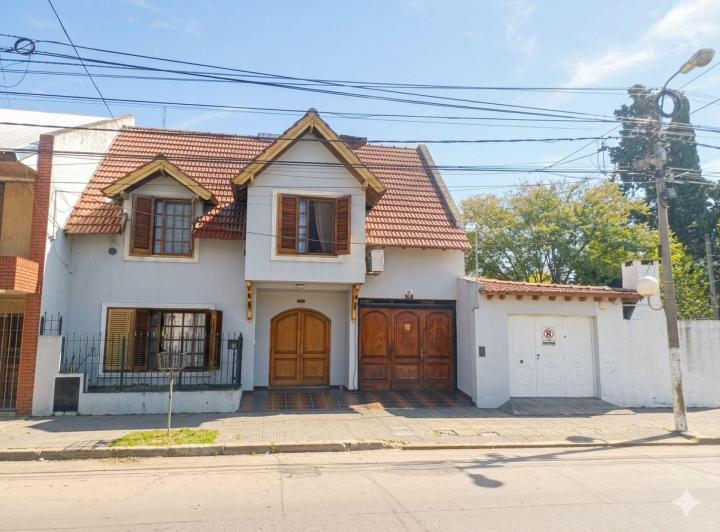 Casa · 180m² · 4 Ambientes · 3 Cocheras