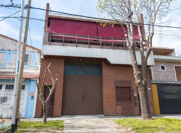 Casa · 241m² · 4 Ambientes · 3 Cocheras