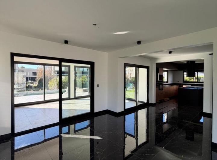 Casa · 270m² · 5 Ambientes · 1 Cochera