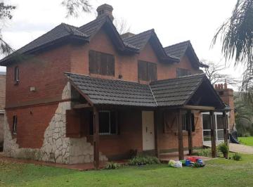 Casa · 150m² · 4 Ambientes · 2 Cocheras · Alquiler de Casa en Funes Sobre Ruta 9
