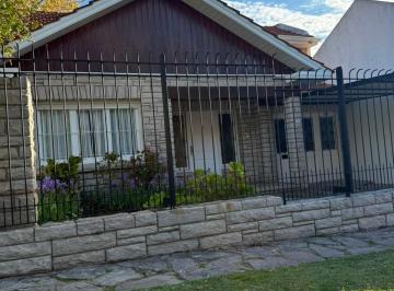 Casa · 245m² · 2 Dormitorios · 1 Cochera · Venta Chalet 3 Amb. Garage - Castelli 600