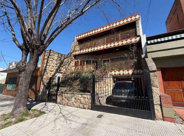 Casa · 417m² · 5 Ambientes · 3 Cocheras