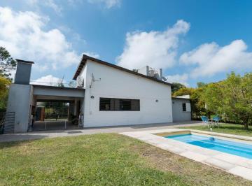Quinta vacacional · 115m² · 2 Dormitorios · 1 Cochera · Casa de 2 D. Frente Al Parque de Los Dinosaurios