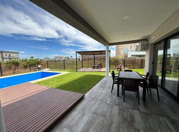 Casa · 273m² · 5 Ambientes · 2 Cocheras