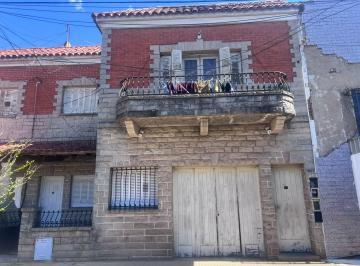 PH de 4 ambientes, Lanús · PH con 4 Departamentos Alquilados, Cochera y Gran Fondo – Valentín Alsina