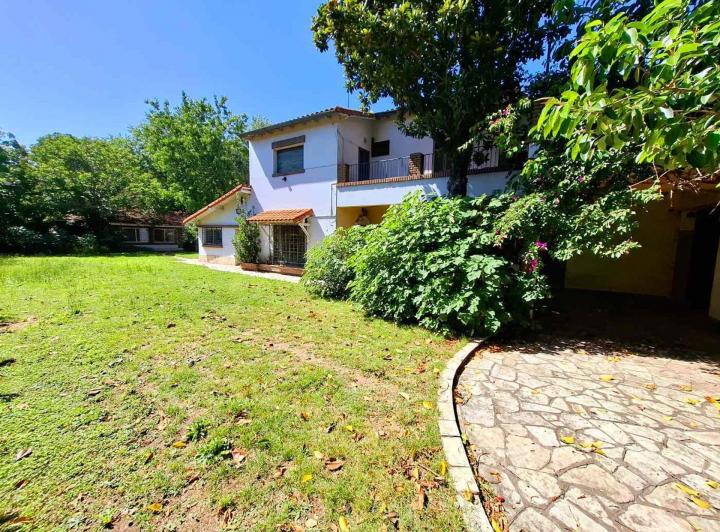 Casa · 430m² · 5 Ambientes · 3 Cocheras