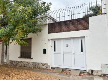 Casa · 4 Ambientes · 1 Cochera · Casa en La Capital