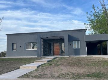 Casa · 117m² · 4 Ambientes · 4 Cocheras · Casa en Venta en San Sebastián, Área 10, Pilar - 4 Ambientes