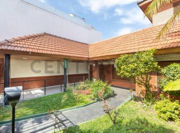 Casa · 277m² · 4 Ambientes · 2 Cocheras · Venta - Permuta Casa 4 Amb en Caseros con Cochera