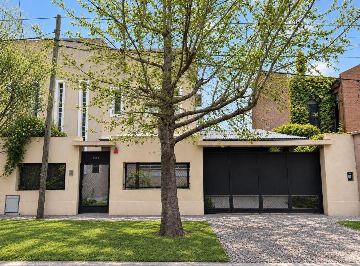 Casa · 200m² · 4 Ambientes · 2 Cocheras
