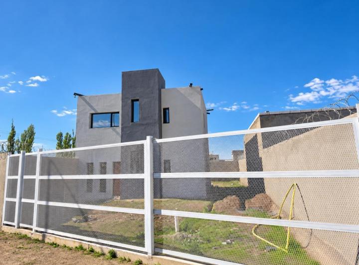 Casa · 300m² · 4 Ambientes · 2 Cocheras