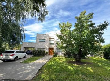 Casa · 195m² · 6 Ambientes · 1 Cochera · Casa en Alquiler en Springdale en Derqui