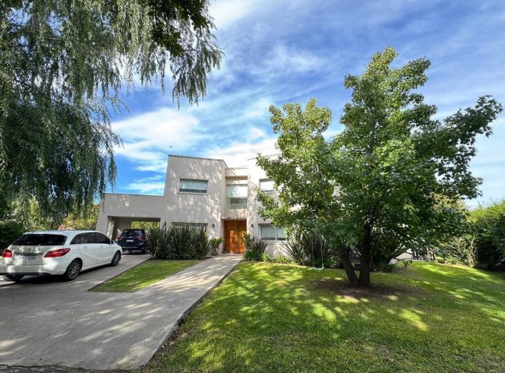Casa · 195m² · 6 Ambientes · 1 Cochera