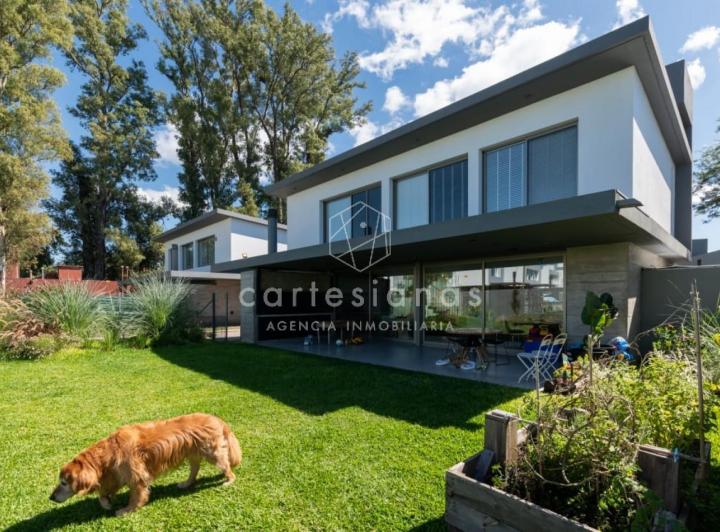 Casa · 196m² · 5 Ambientes · 3 Cocheras