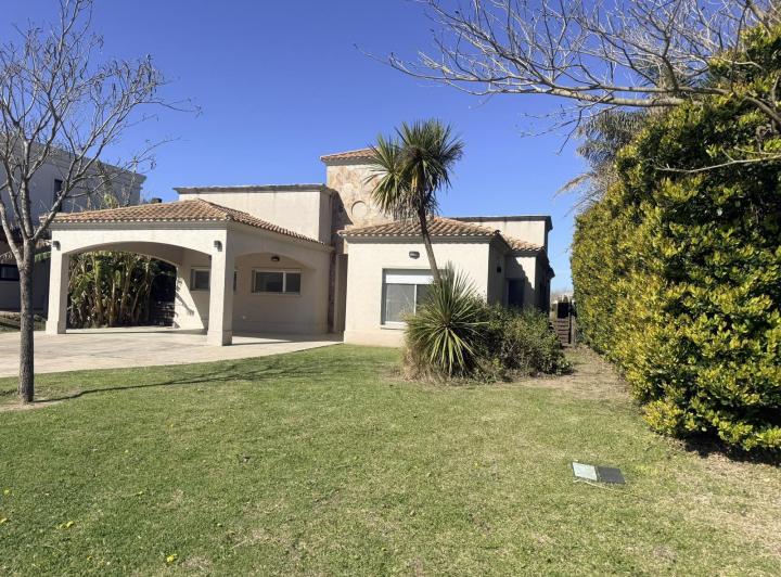 Casa · 200m² · 4 Ambientes · 4 Cocheras