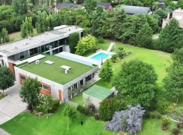 Casa · 611m² · 7 Ambientes · 4 Cocheras · Casa en Venta en Kentucky de 7 Ambientes