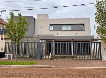 Casa · 230m² · 8 Ambientes · 2 Cocheras · En Venta Casa Bº Ayres de Septiembre - Cipolletti