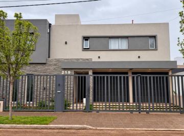 Casa · 230m² · 8 Ambientes · 2 Cocheras · En Venta Casa Bº Ayres de Septiembre - Cipolletti