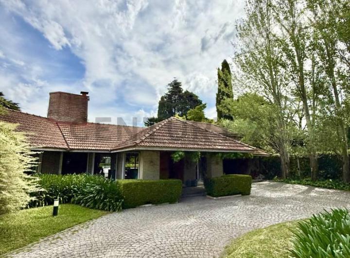 Terreno · 148m² · 9 Ambientes · 4 Cocheras
