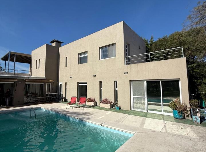 Casa · 300m² · 8 Ambientes · 2 Cocheras