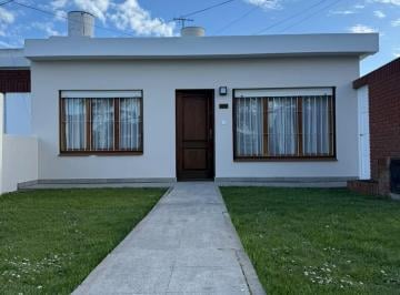 Casa · 57m² · 3 Ambientes · 1 Cochera · Casa en Venta de 3 Ambientes con Garage Descubierto y Jardin