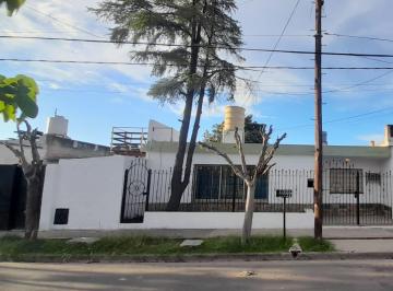Casa · 80m² · 8 Ambientes · Alquiler. Casa Dos Dorm.. Centro America