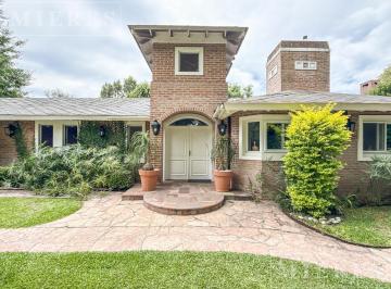 Casa · 250m² · 7 Ambientes · 1 Cochera · Casa en Alquiler Temporario por Febrero en Highland Park