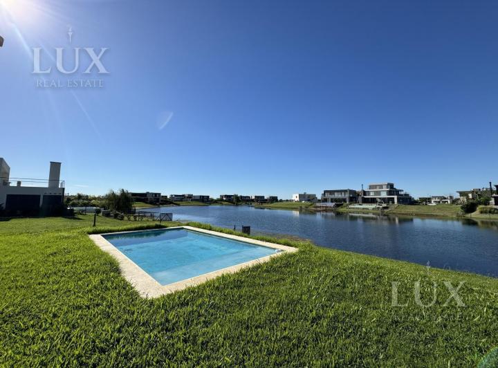 Casa · 250m² · 5 Ambientes · 2 Cocheras