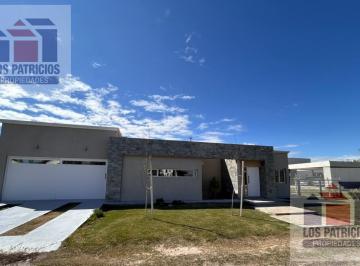 Casa · 275m² · 5 Ambientes · 2 Cocheras · Casa en Barrio Plaza Pueblo