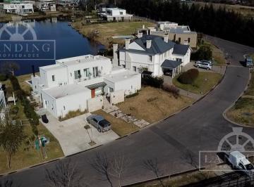 Casa · 320m² · 6 Ambientes · 3 Cocheras · Casa con Amarra a La Laguna de 3 Dorm. (1 en Pb) en Barrio Náutico Albanueva