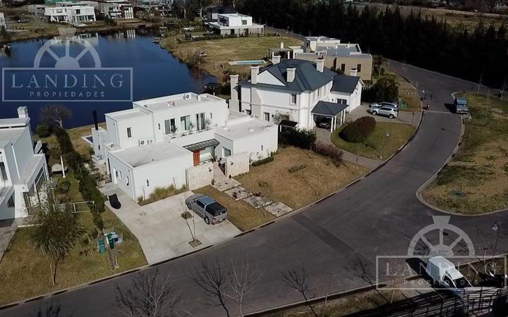 Casa · 320m² · 6 Ambientes · 3 Cocheras