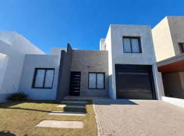 Casa · 250m² · 5 Ambientes · 2 Cocheras · Casa en Venta. 3 Dorm. Miradores de Manantiales 1. con Pileta.
