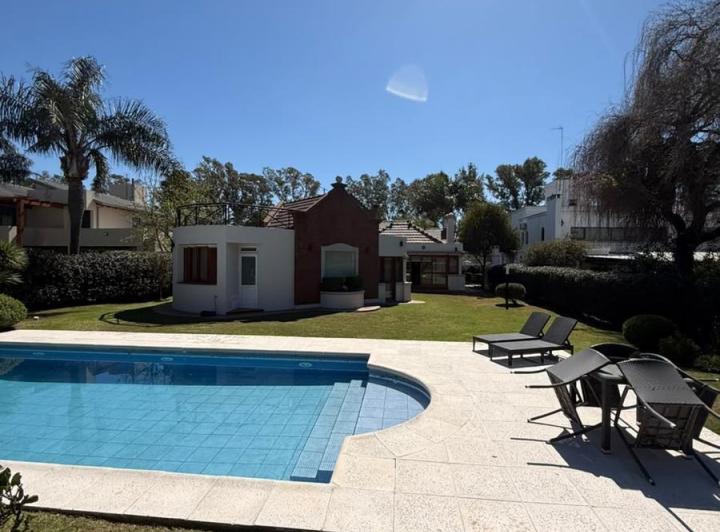 Casa · 380m² · 10 Ambientes · 2 Cocheras