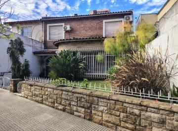 Casa · 226m² · 4 Dormitorios · 2 Cocheras · Solida Casa en Dos Plantas con Fondo Parquizado