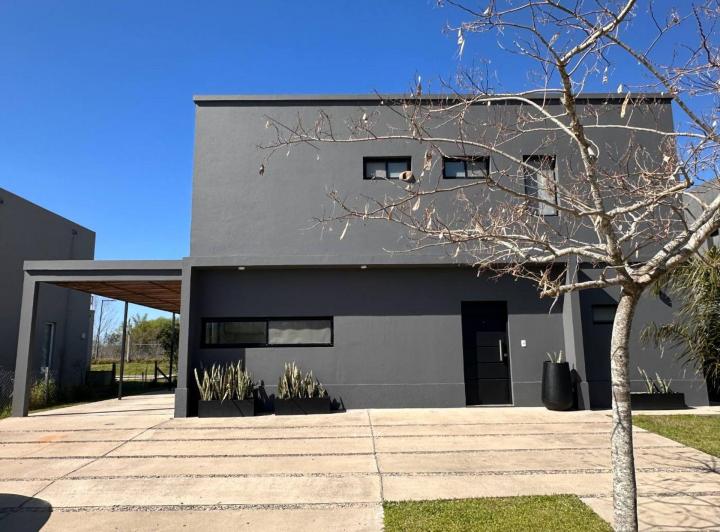 Casa · 180m² · 5 Ambientes · 2 Cocheras