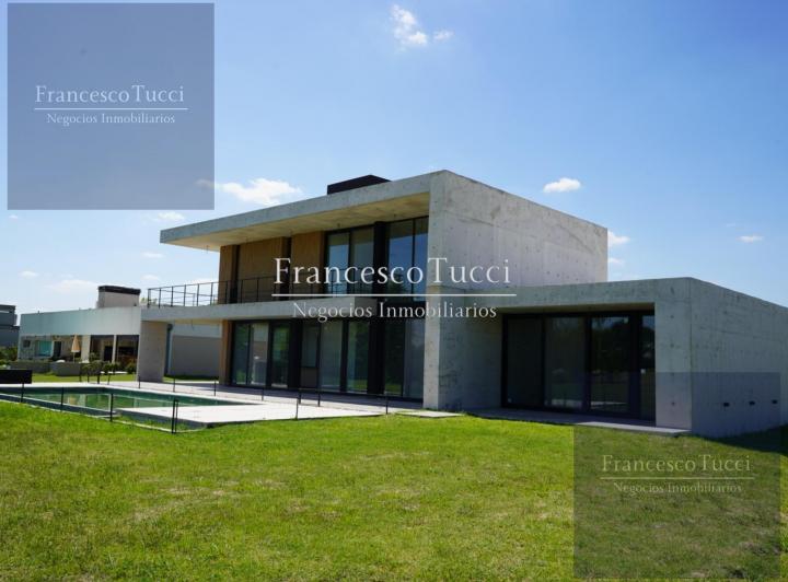 Casa · 256m² · 5 Ambientes · 2 Cocheras