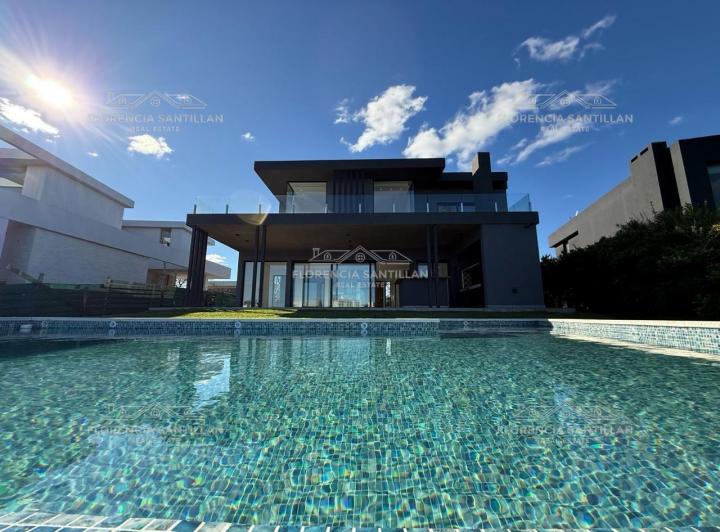 Casa · 350m² · 5 Ambientes · 1 Cochera