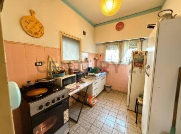 Casa · 70m² · 5 Ambientes · 2 Cocheras · Casa en Venta a Remodelar en Mataderos
