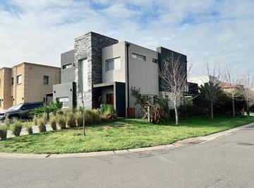 Casa · 240m² · 5 Ambientes · 1 Cochera · Casa en Alquiler 4 Dorm. Amoblada en Barrio Tipas, Nordelta, Tigre Argentina.