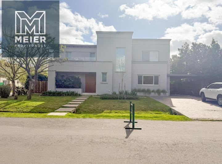 Casa · 313m² · 7 Ambientes · 6 Cocheras