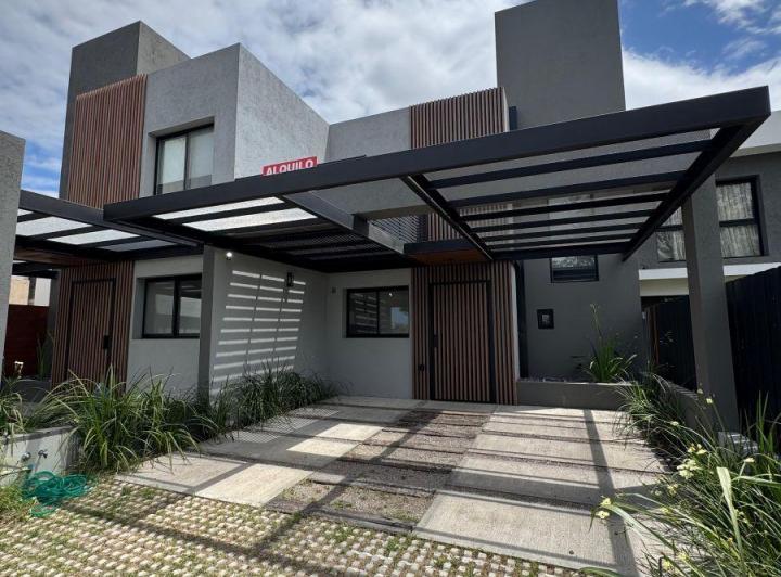 Casa · 165m² · 5 Ambientes · 2 Cocheras