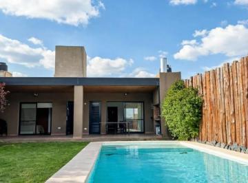 Casa · 120m² · 3 Ambientes · 1 Cochera · Venta - Casa en Alvarez