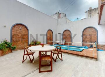 Casa · 210m² · 5 Ambientes · 2 Cocheras · Casa de 5 Ambientes en Alquiler con Pileta, Quincho y Cochera – Monte Castro