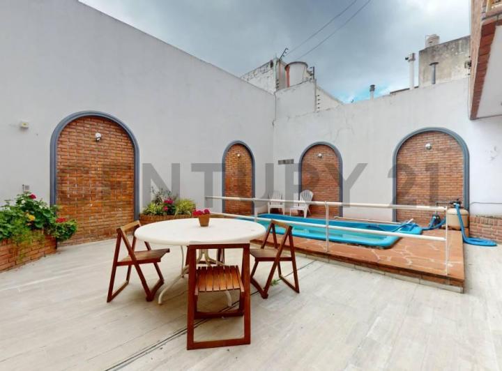 Casa · 210m² · 5 Ambientes · 2 Cocheras