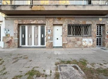 Casa · 87m² · 5 Ambientes · Venta - Casa Al Frente de 2 Dorm., con Cochera - Barrio Arroyito, Rosario - Apto Crédito.